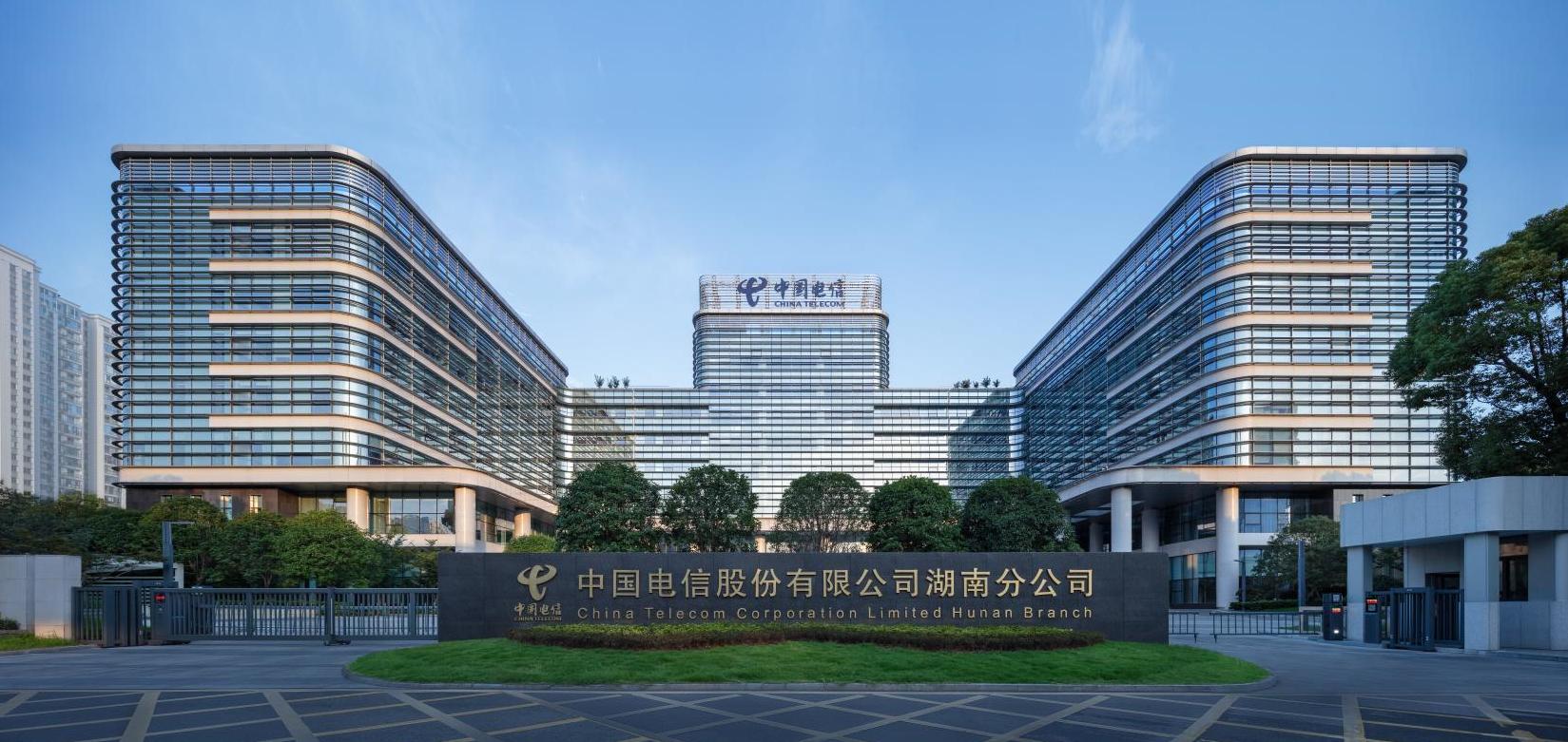 公司承建的湖南信息園（調(diào)度大樓、通信機(jī)房、地下室、附屬樓）工程榮獲兩項(xiàng)（土建、安裝）中國(guó)建設(shè)工程魯班獎(jiǎng)
